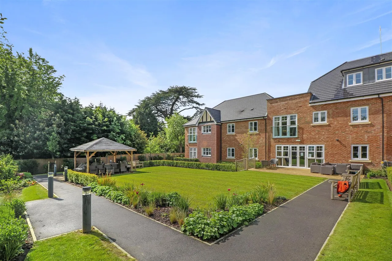 2 bed flat for sale, Addington Road, Sanderstead, CR2