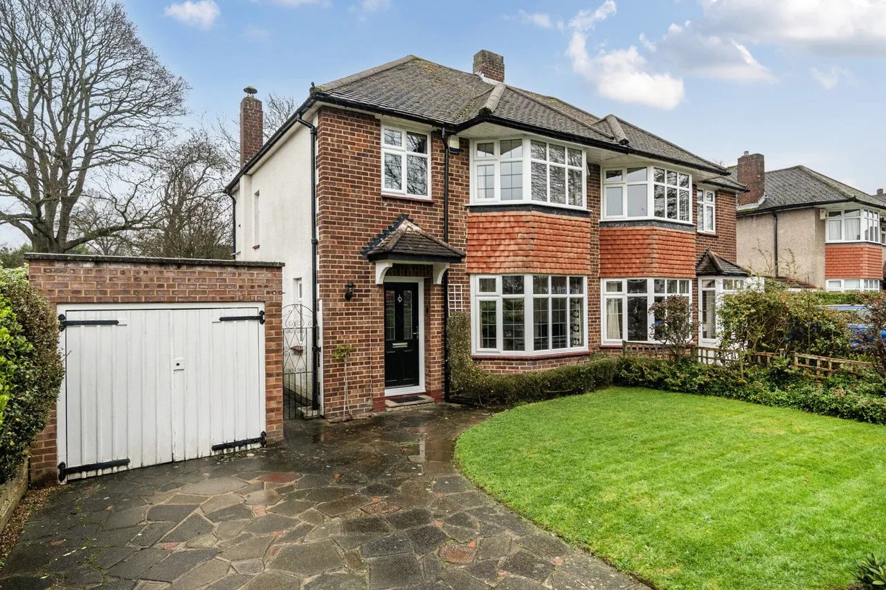 3 bed house for sale — Cathcart Drive, BR6