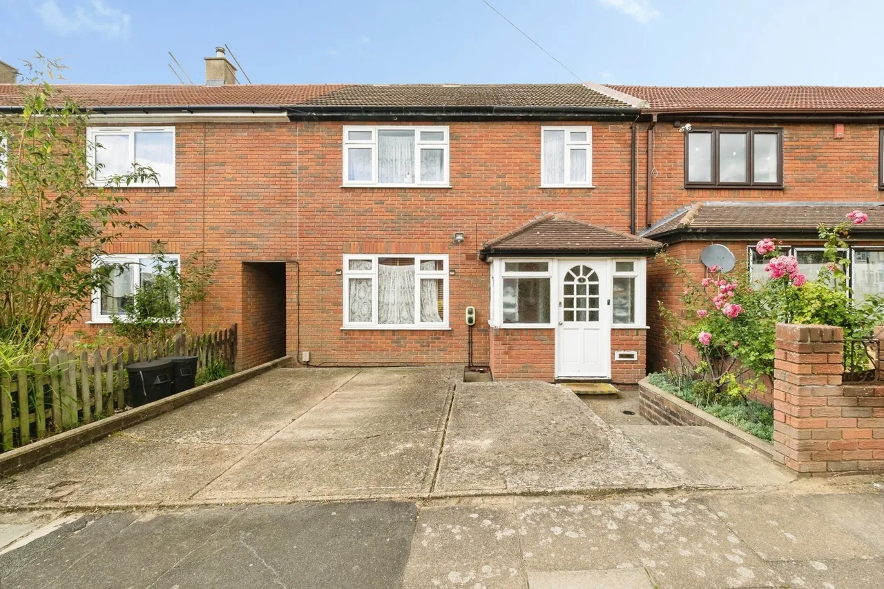 3 bed house for sale — Fletcher Road, Chigwell, IG7