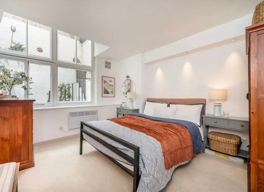 Southampton Row, Bloomsbury, WC1B, photo 2