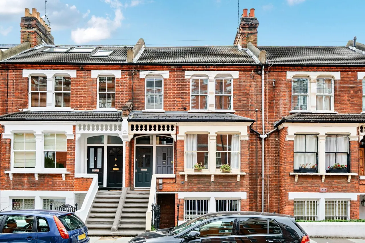 2 bed flat for sale, Lurline Gardens, Battersea, SW11
