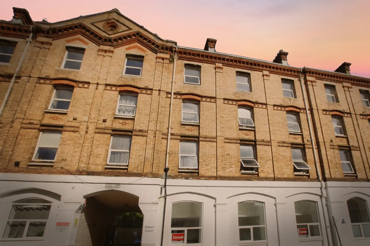 2 bed flat for sale — Market Street, Torquay