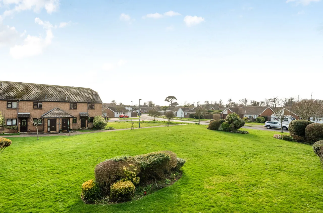 Kingfisher Court, Middleton On Sea, PO22, photo 2