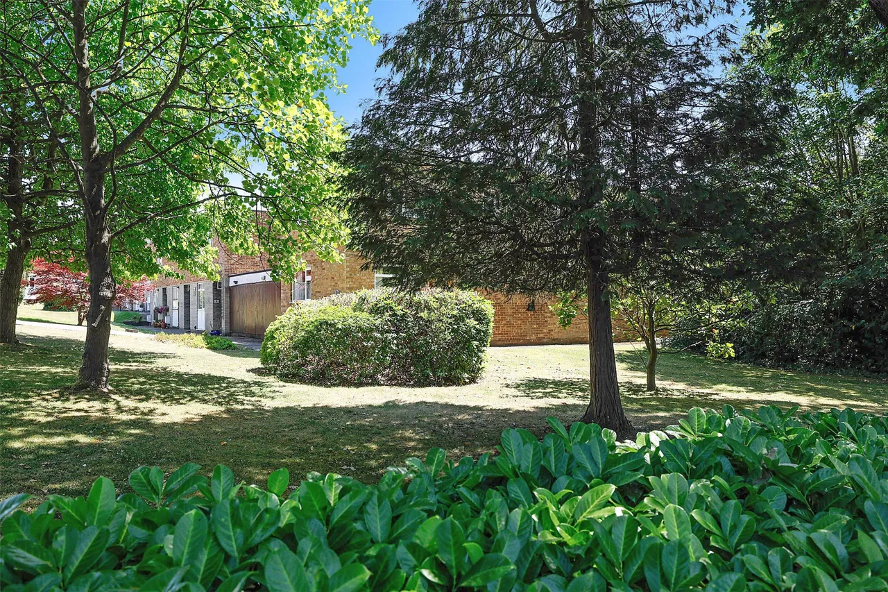 Conifer Close, Reigate, RH2, photo 2