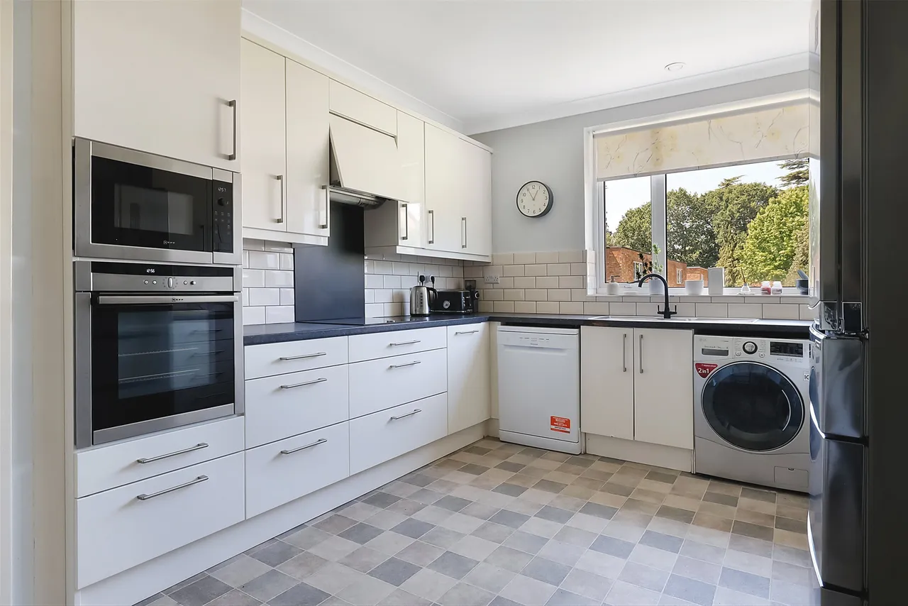 Conifer Close, Reigate, RH2, photo 4