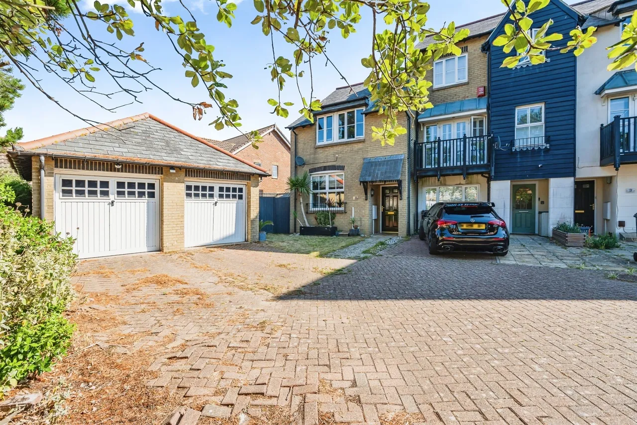 3 bed house for sale — Admiralty Crescent, Eastbourne