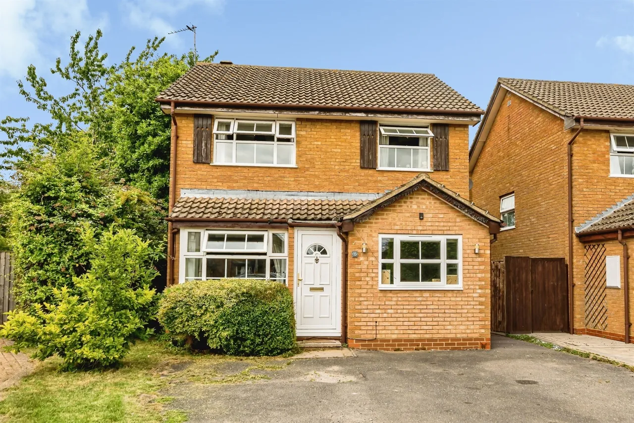 3 bed house for sale, Evans Close, Stoke Grange, HP21