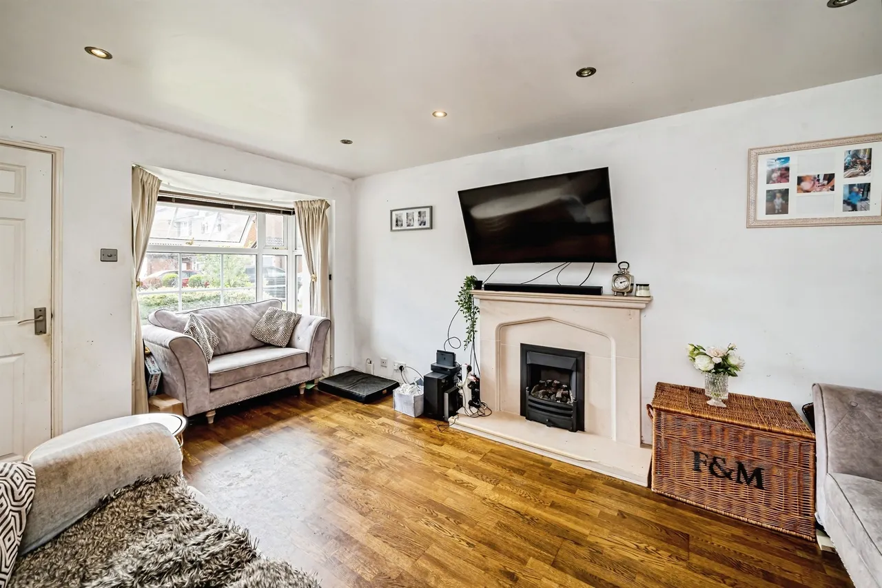 Evans Close, Stoke Grange, HP21, photo 2
