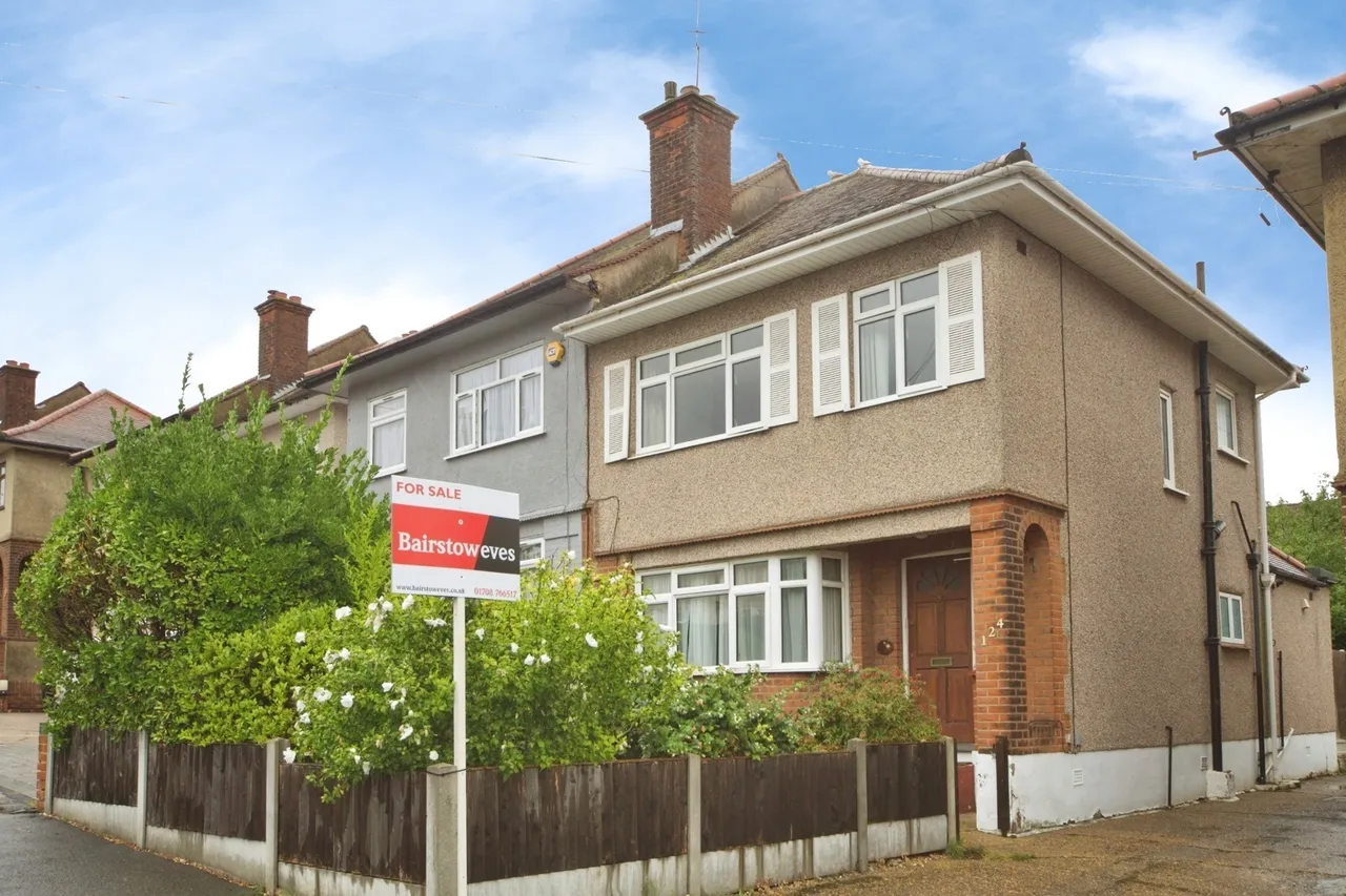 3 bed house for sale — Clockhouse Lane, Romford, RM5