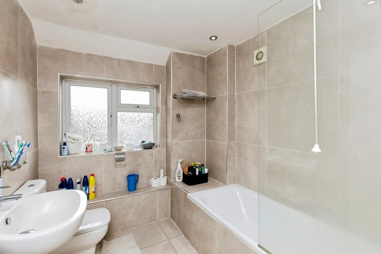 Parkway, Crawley, RH10, photo 5