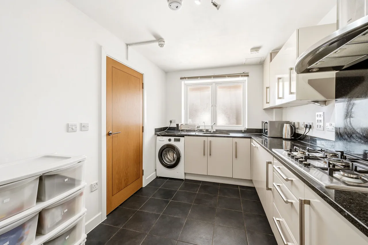 Meadowview Road, Raynes Park, SW20, photo 14