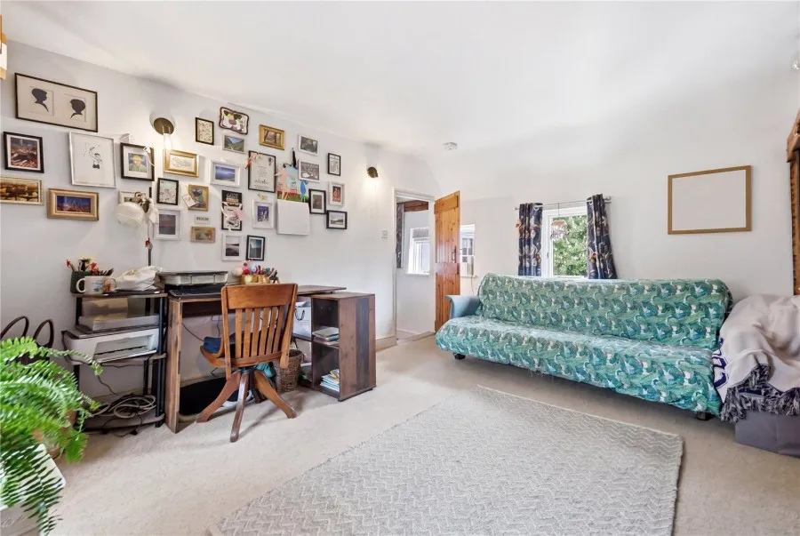 with 4 bedrooms in Linton, CB21, photo 10