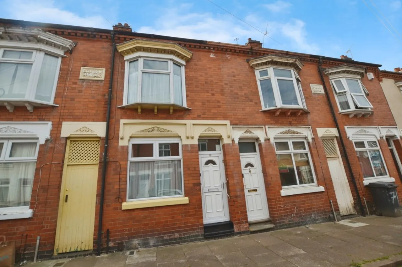 3 bed house for sale — 75 Wolverton Road