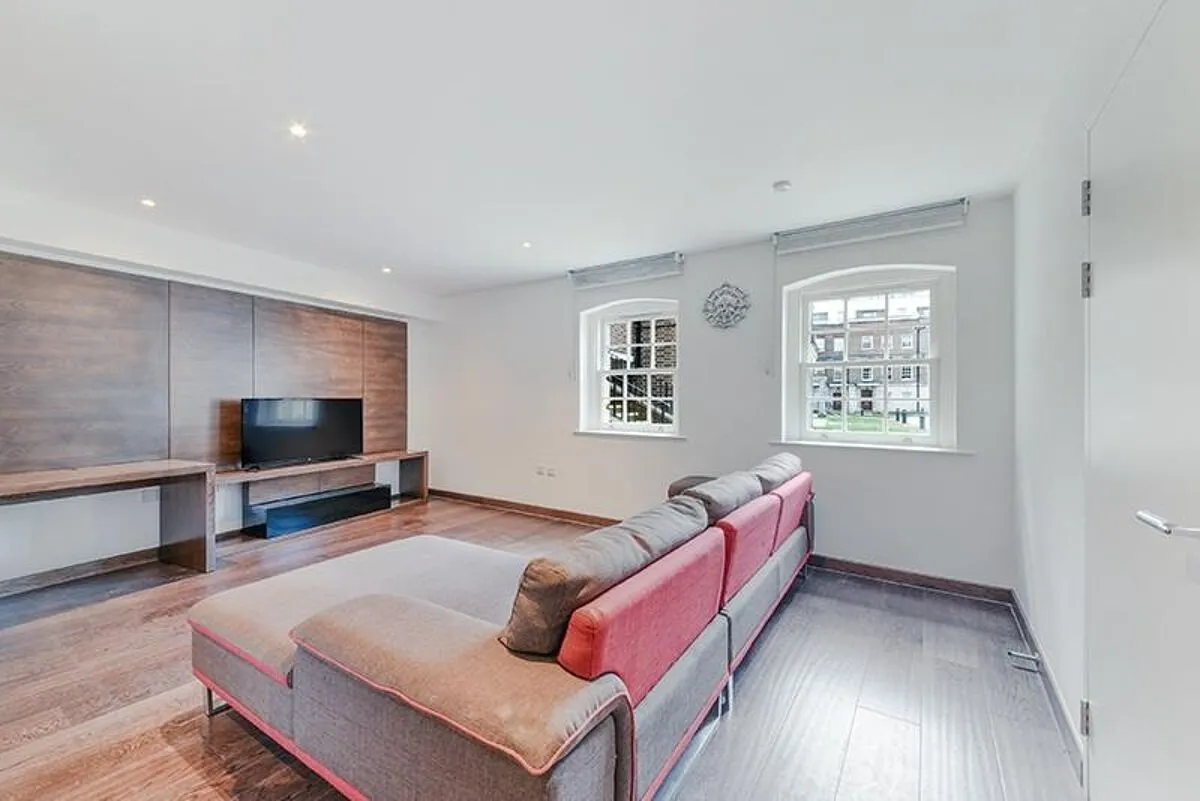 2 bed flat to rent, Queen Victoria Terrace, London, E1W