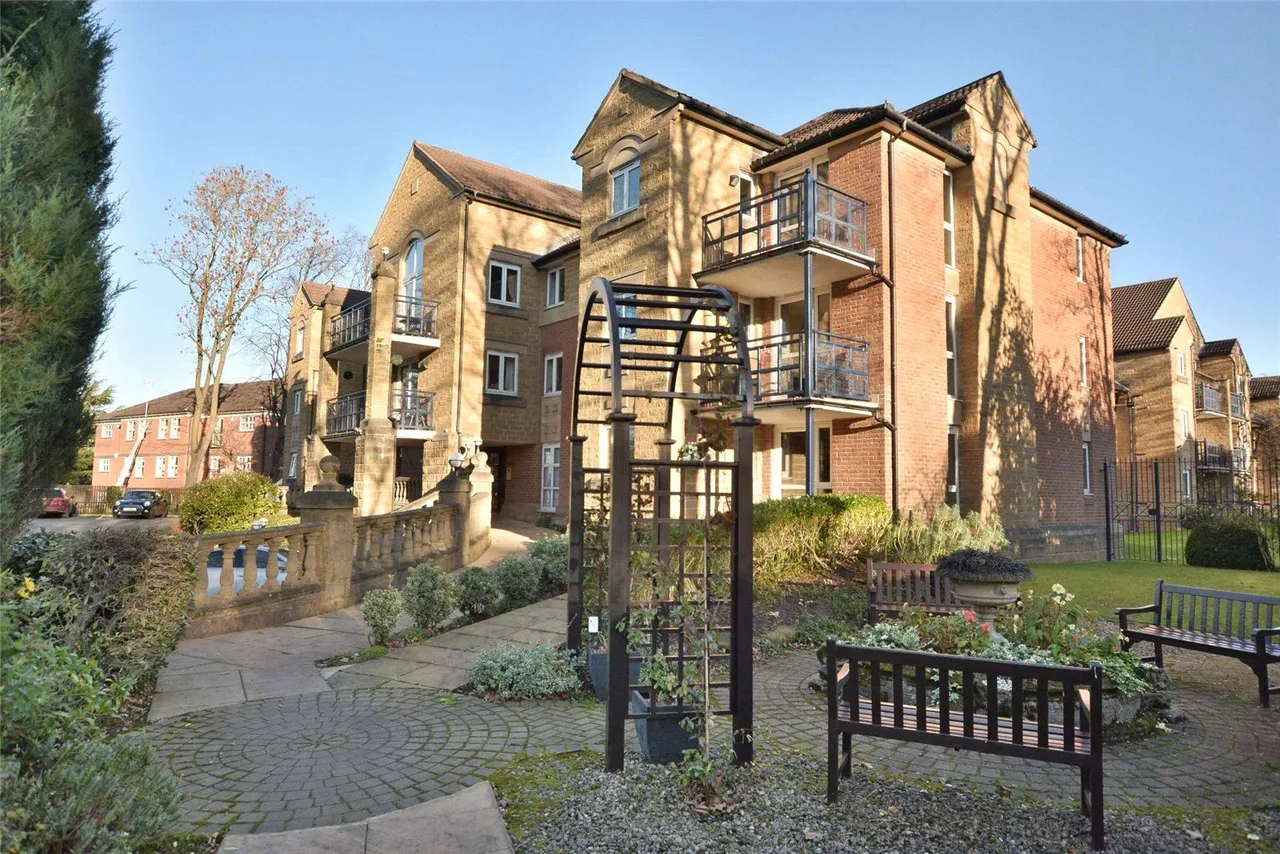 Harrogate Road, LS17, photo 2