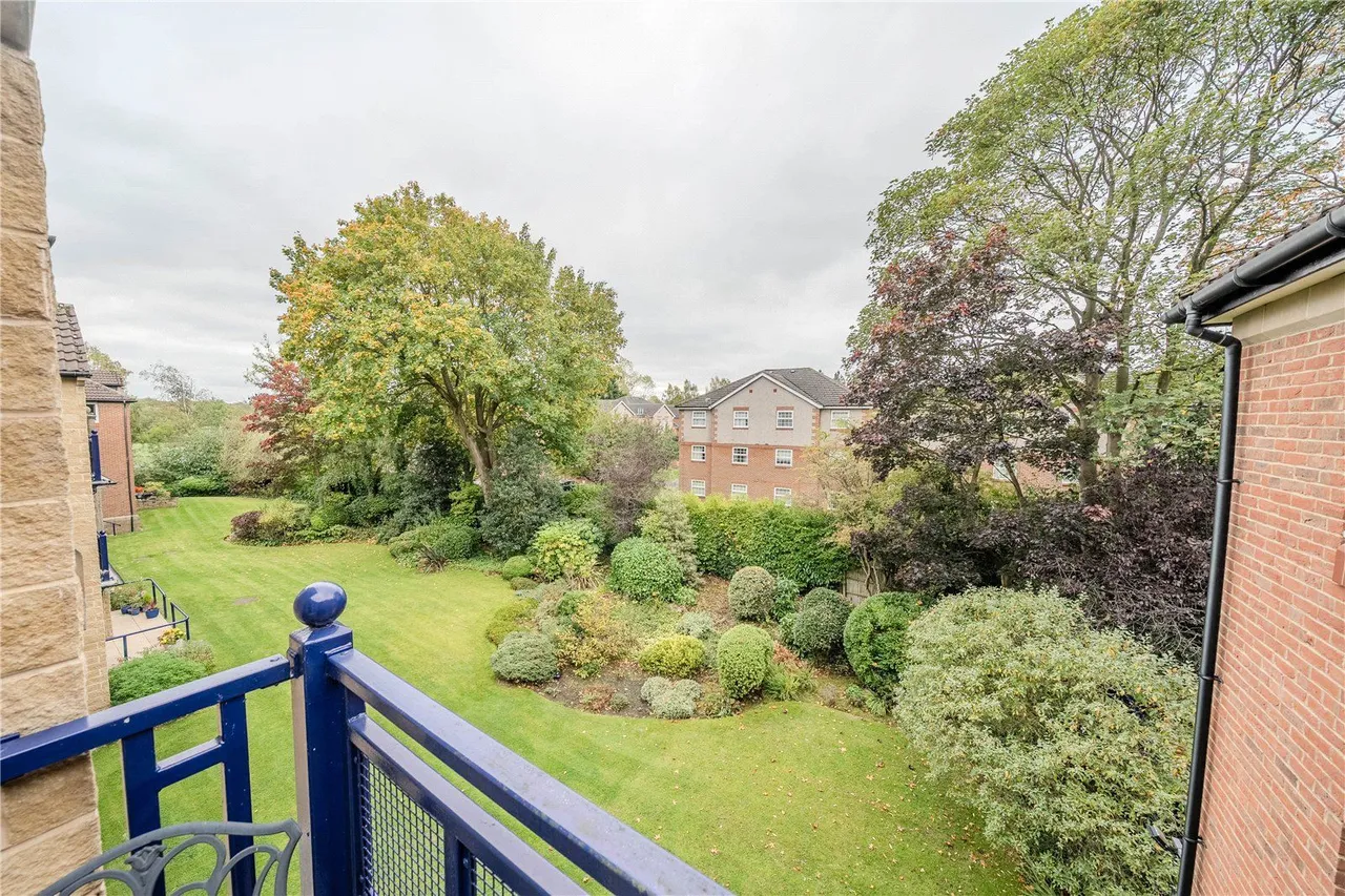 Harrogate Road, LS17, photo 9