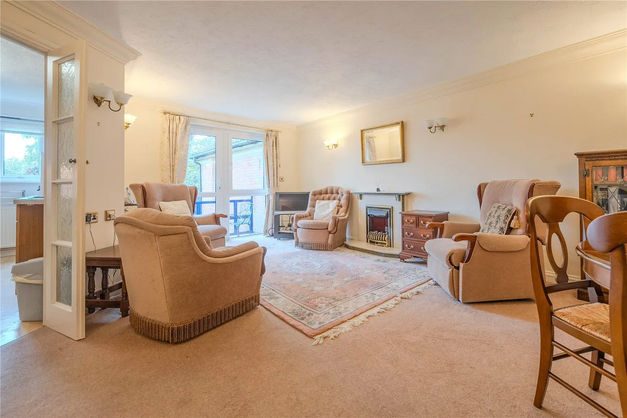 2 bed flat for sale, Harrogate Road, LS17