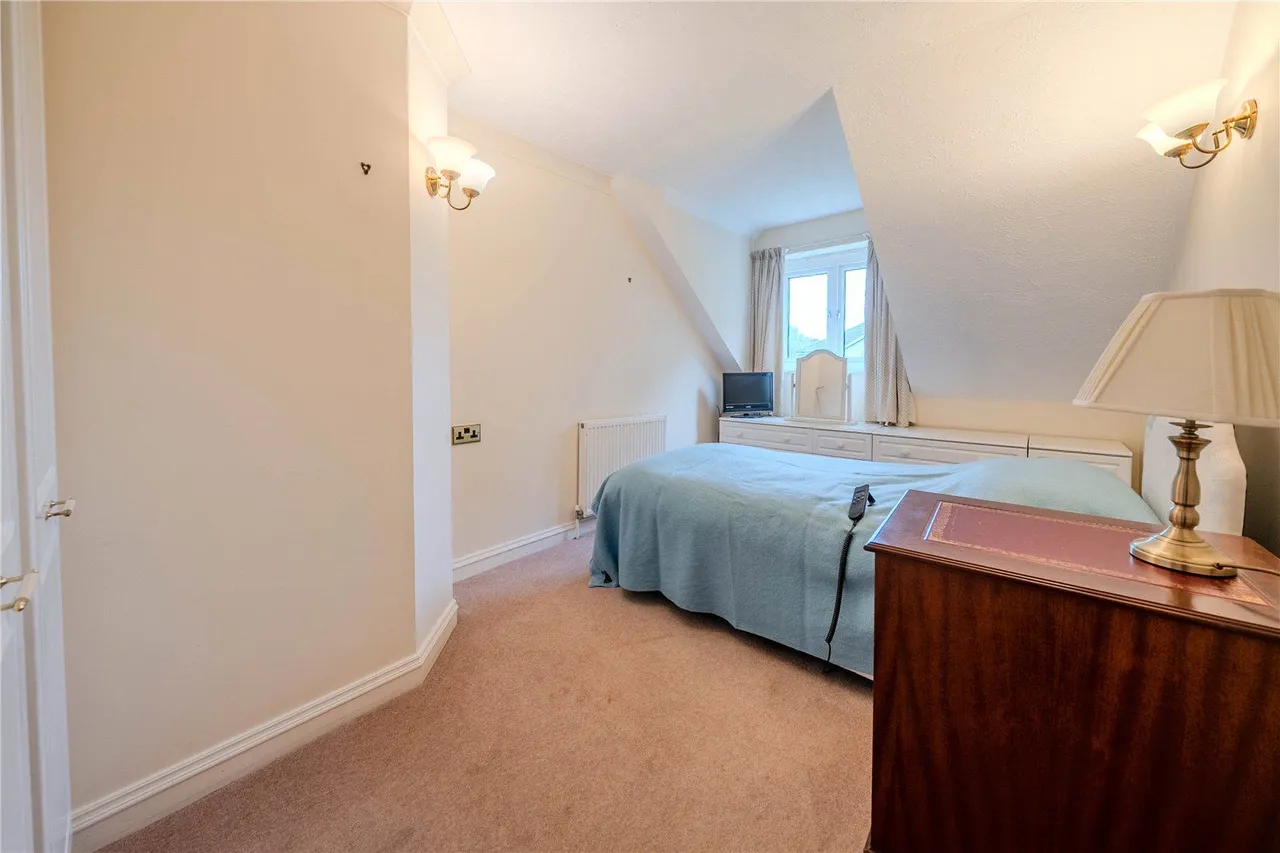 Harrogate Road, LS17, photo 6