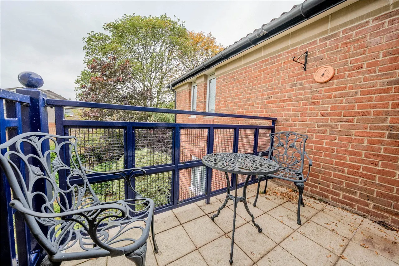 Harrogate Road, LS17, photo 8
