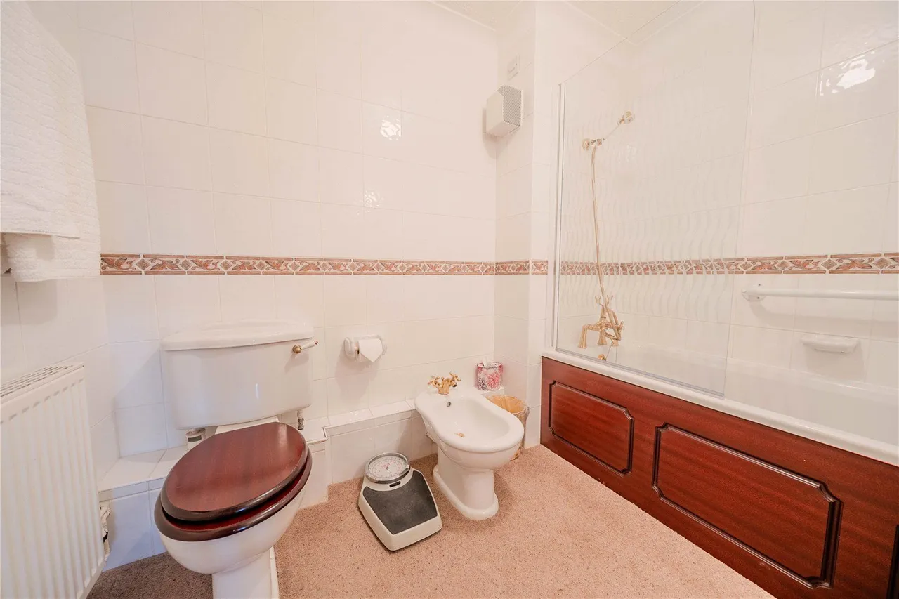 Harrogate Road, LS17, photo 7