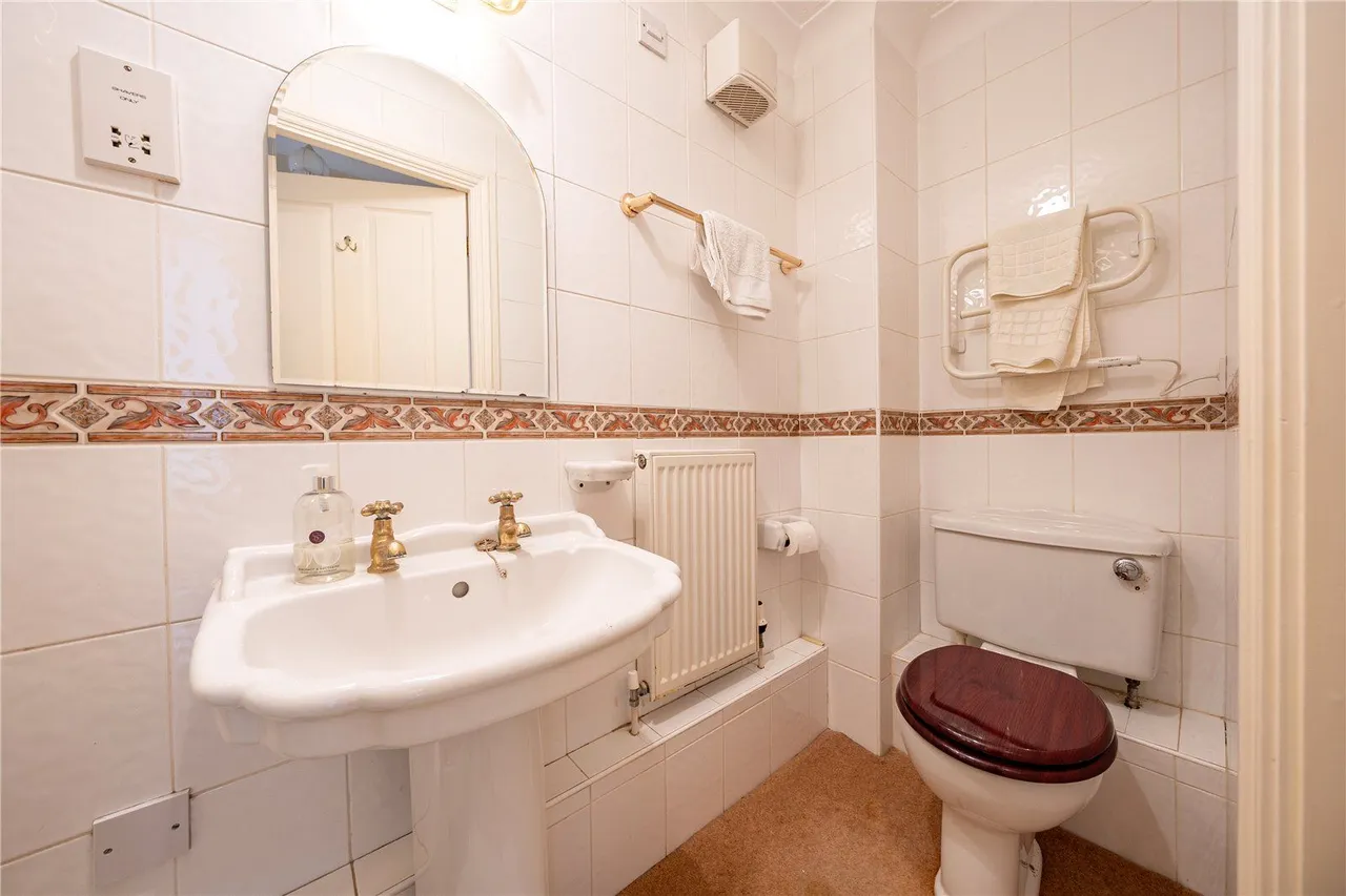 Harrogate Road, LS17, photo 10