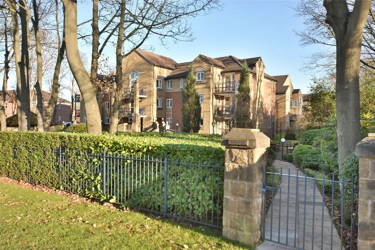 Harrogate Road, LS17, photo 12