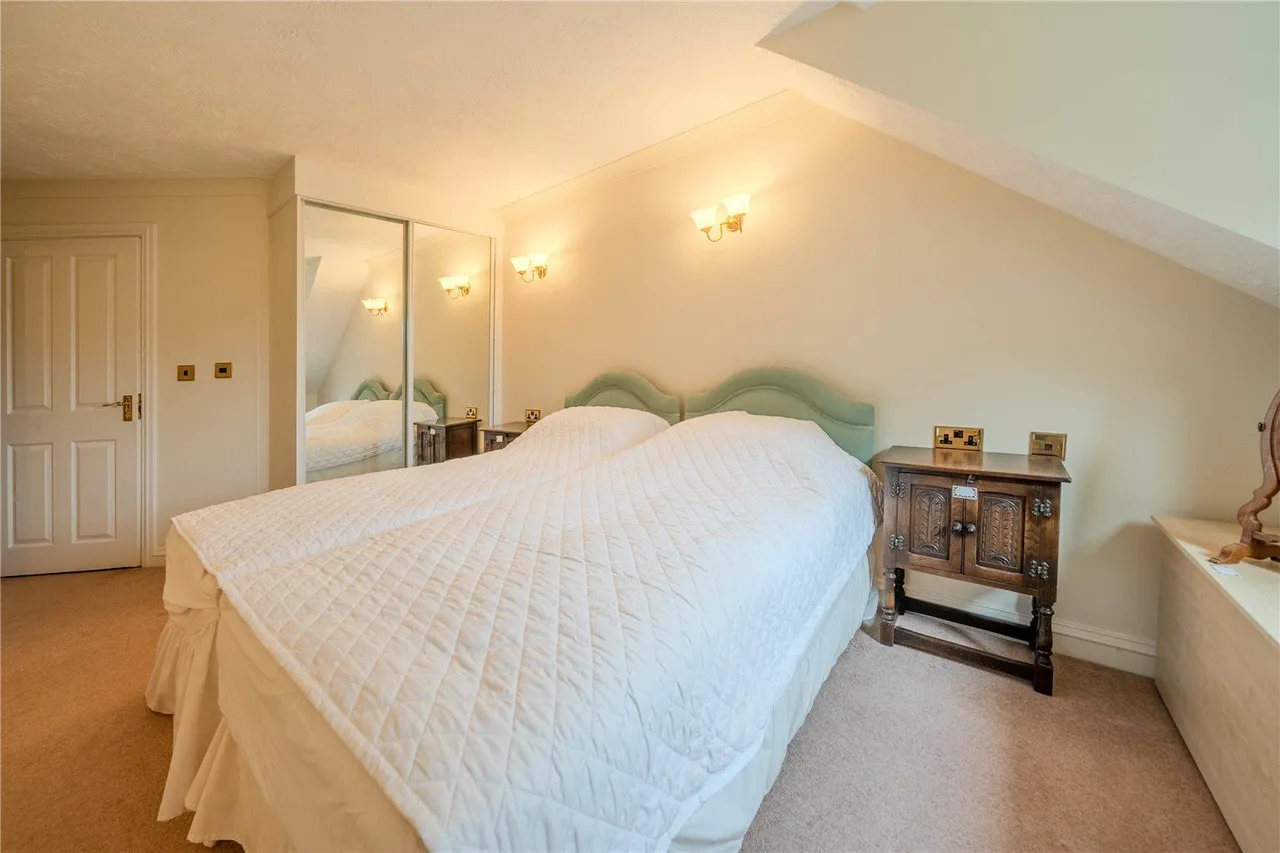 Harrogate Road, LS17, photo 4