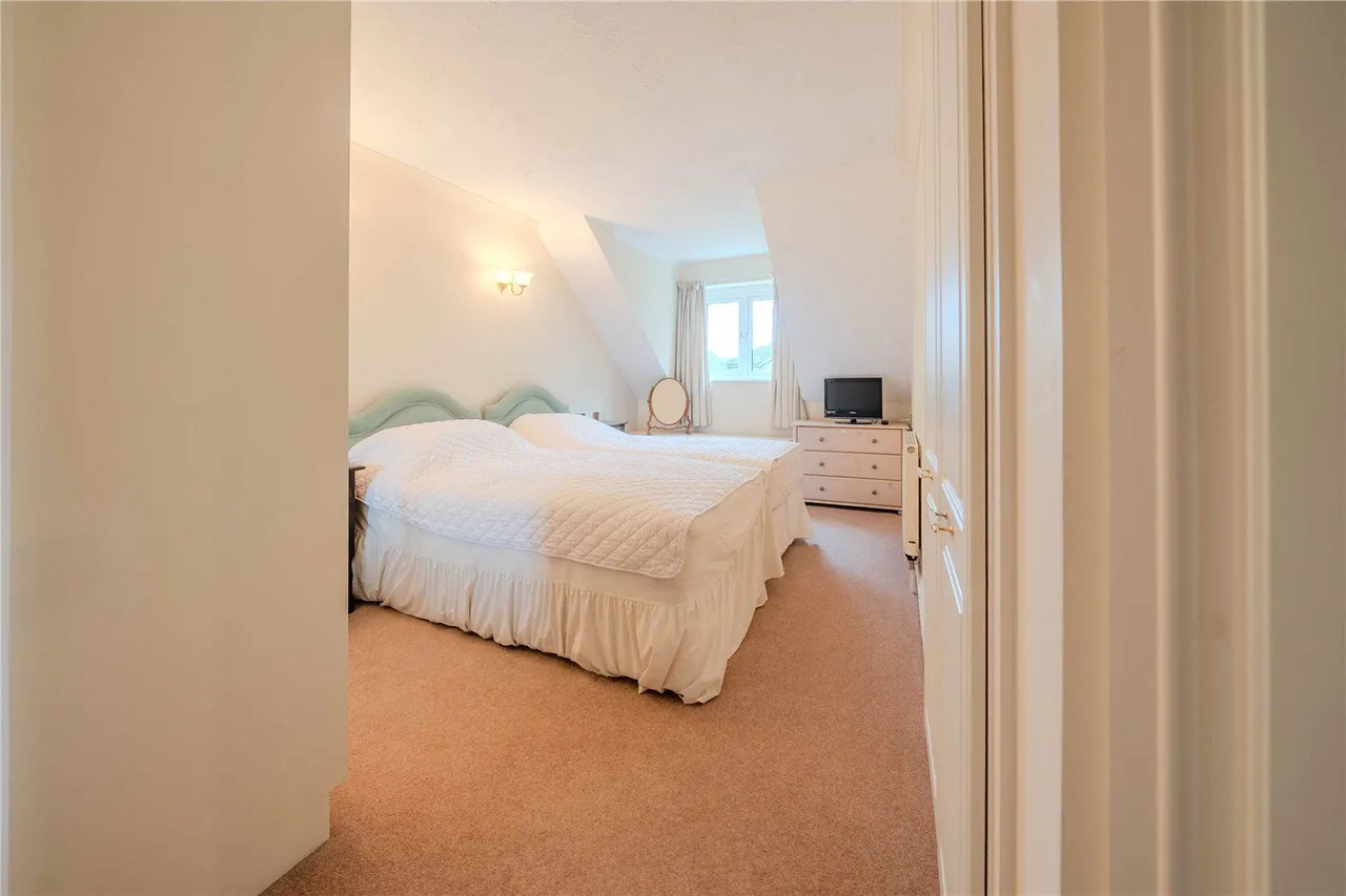 Harrogate Road, LS17, photo 5
