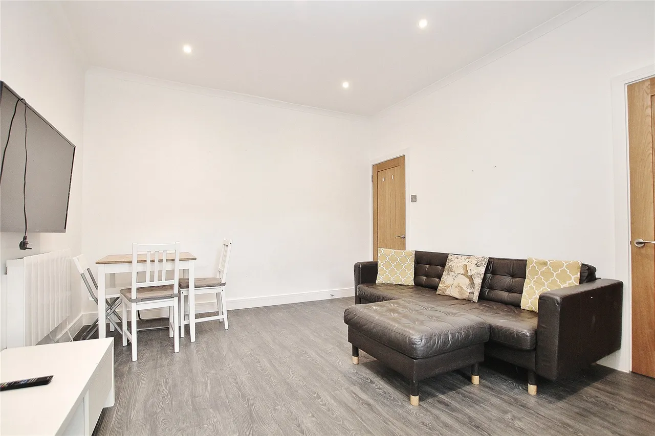 Raglan Road, Woking, GU21, photo 2