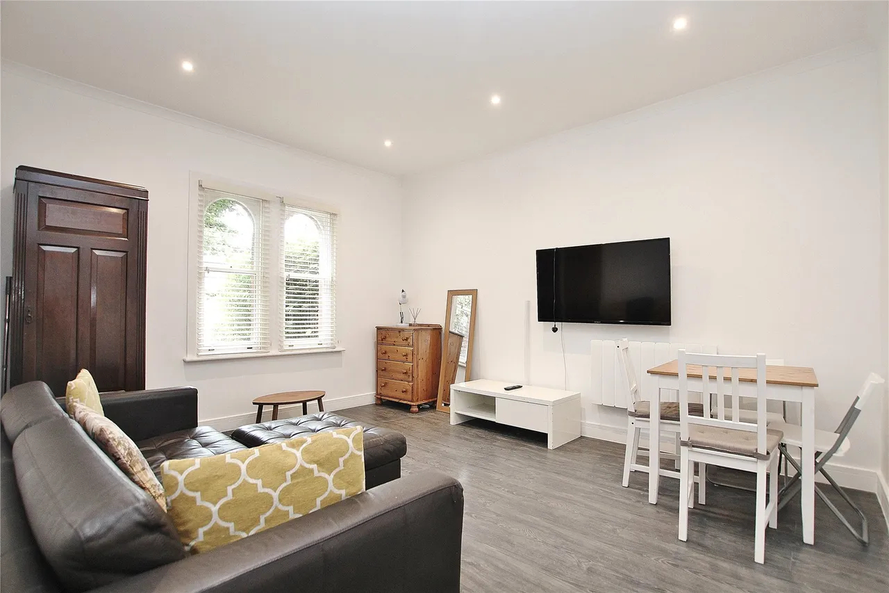 1 bed flat for sale, Raglan Road, Woking, GU21
