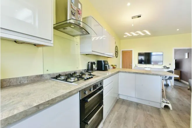 Radcliffe Road, Oldham, photo 9