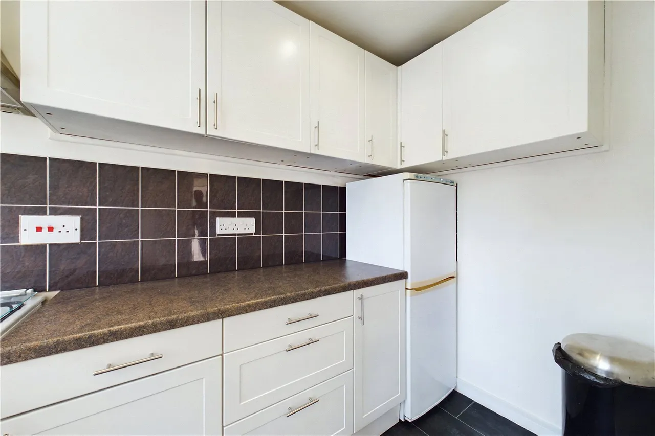 Stratfield Avenue, RG26, photo 5
