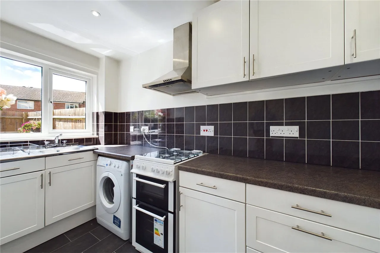 Stratfield Avenue, RG26, photo 4