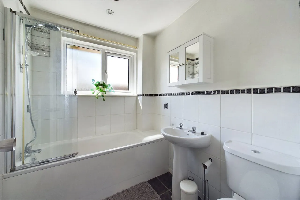 Stratfield Avenue, RG26, photo 7