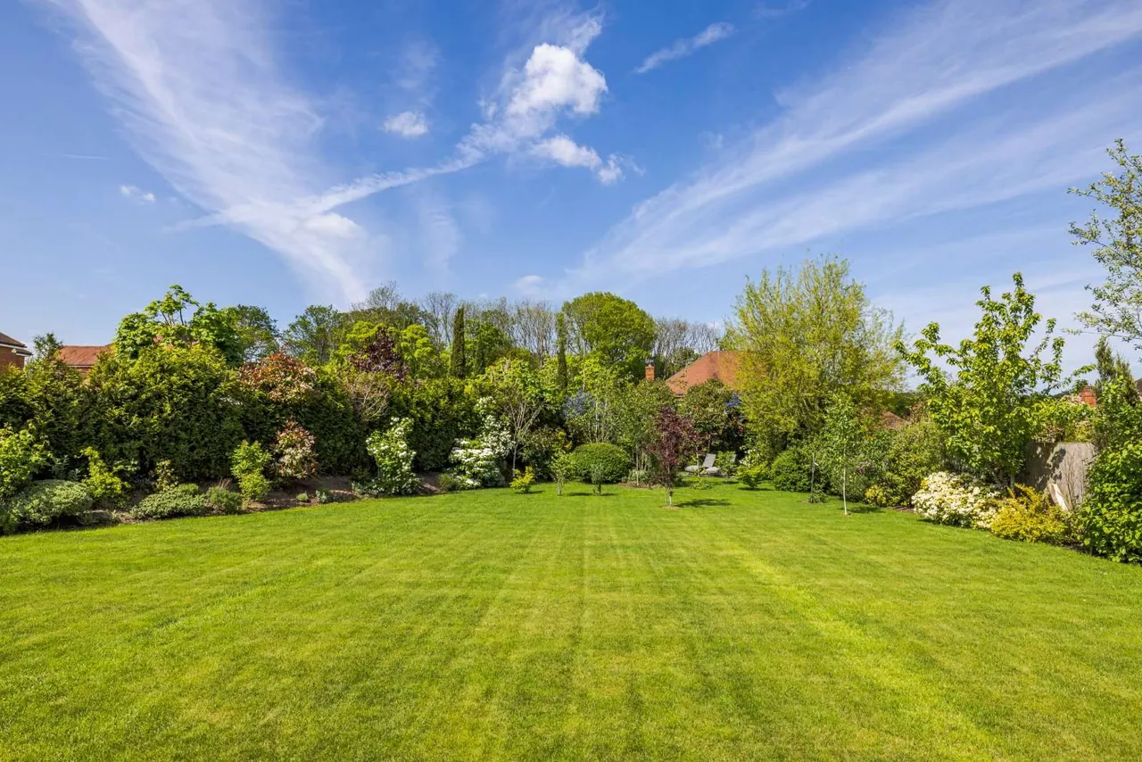 Bracken Lane, Cranleigh, GU6, photo 3
