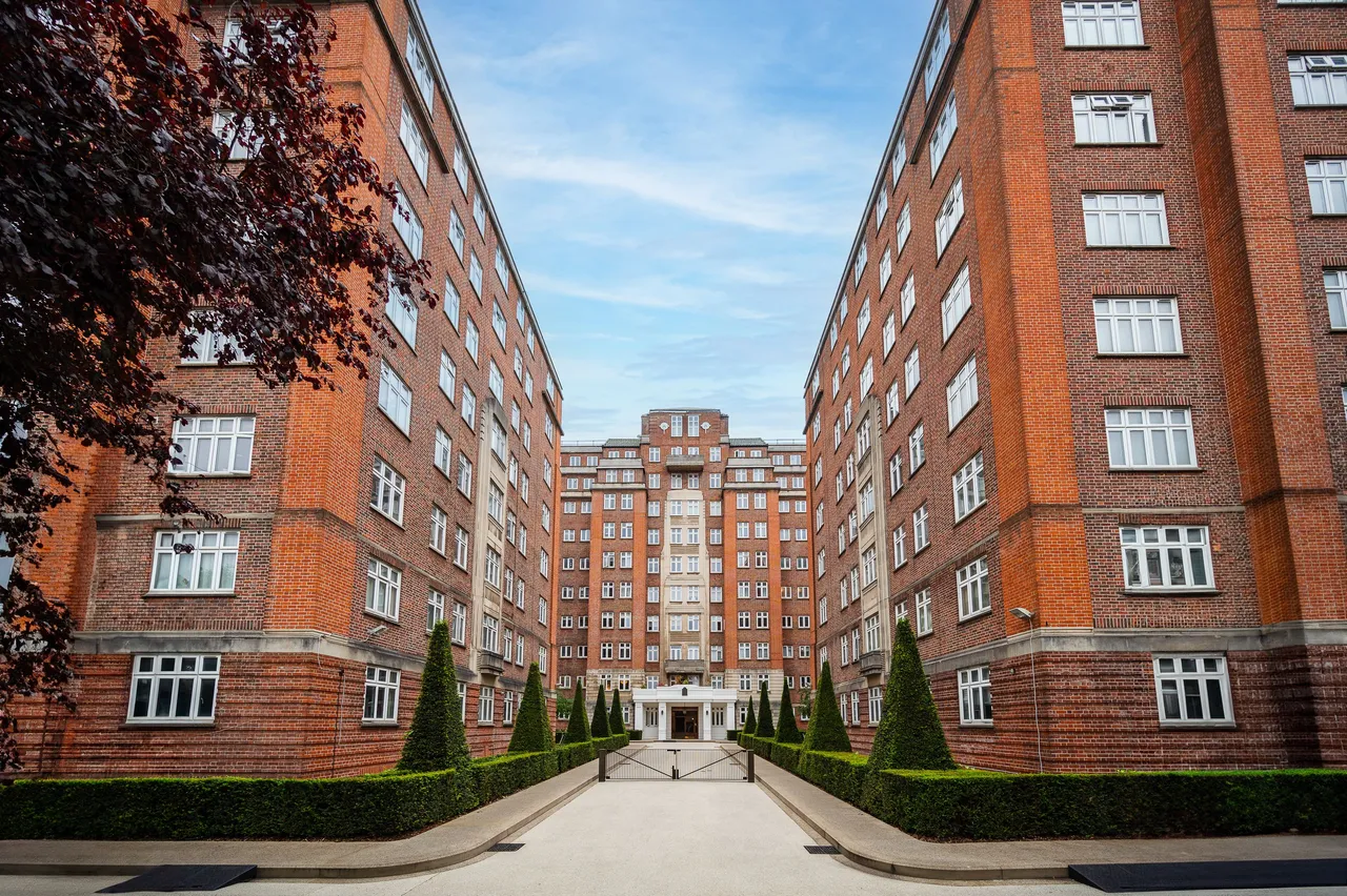 2 bed flat to rent — 128 Grove Hall Court, Hall Road, London