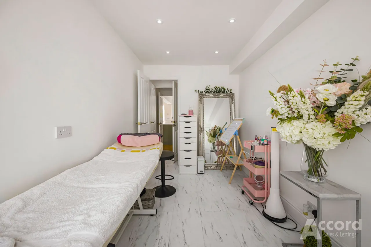 Dee Way, Romford, RM1, photo 12