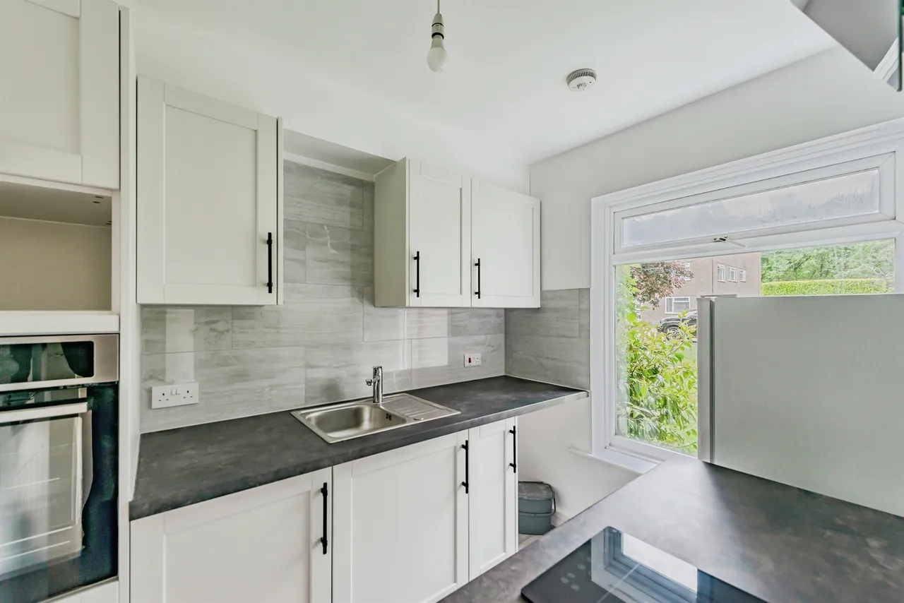 Longbridge Road, Horley, RH6, photo 2