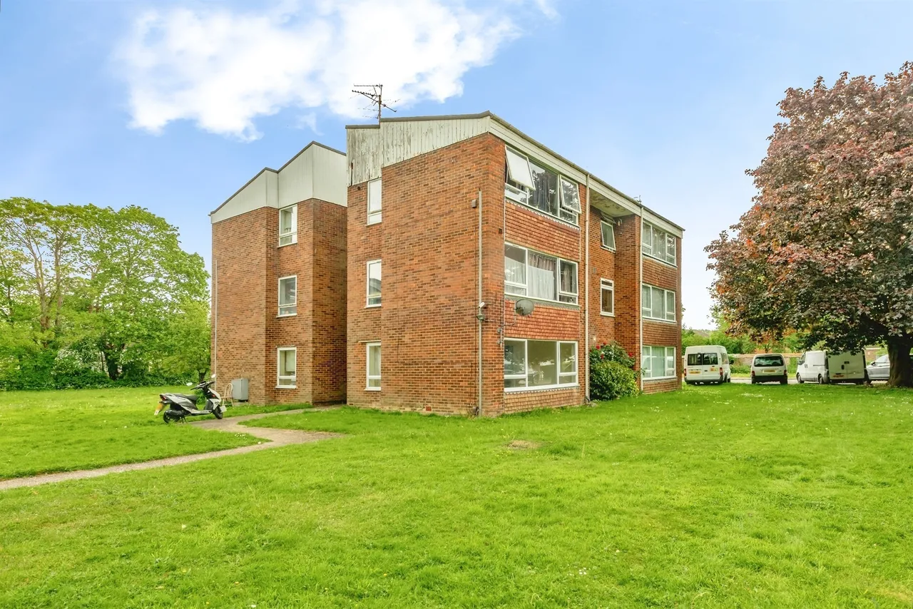 1 bed flat for sale, Longbridge Road, Horley, RH6