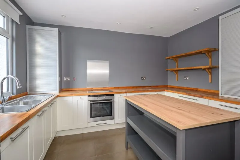 Bridge Road, East Molesey KT8 9HH, photo 2
