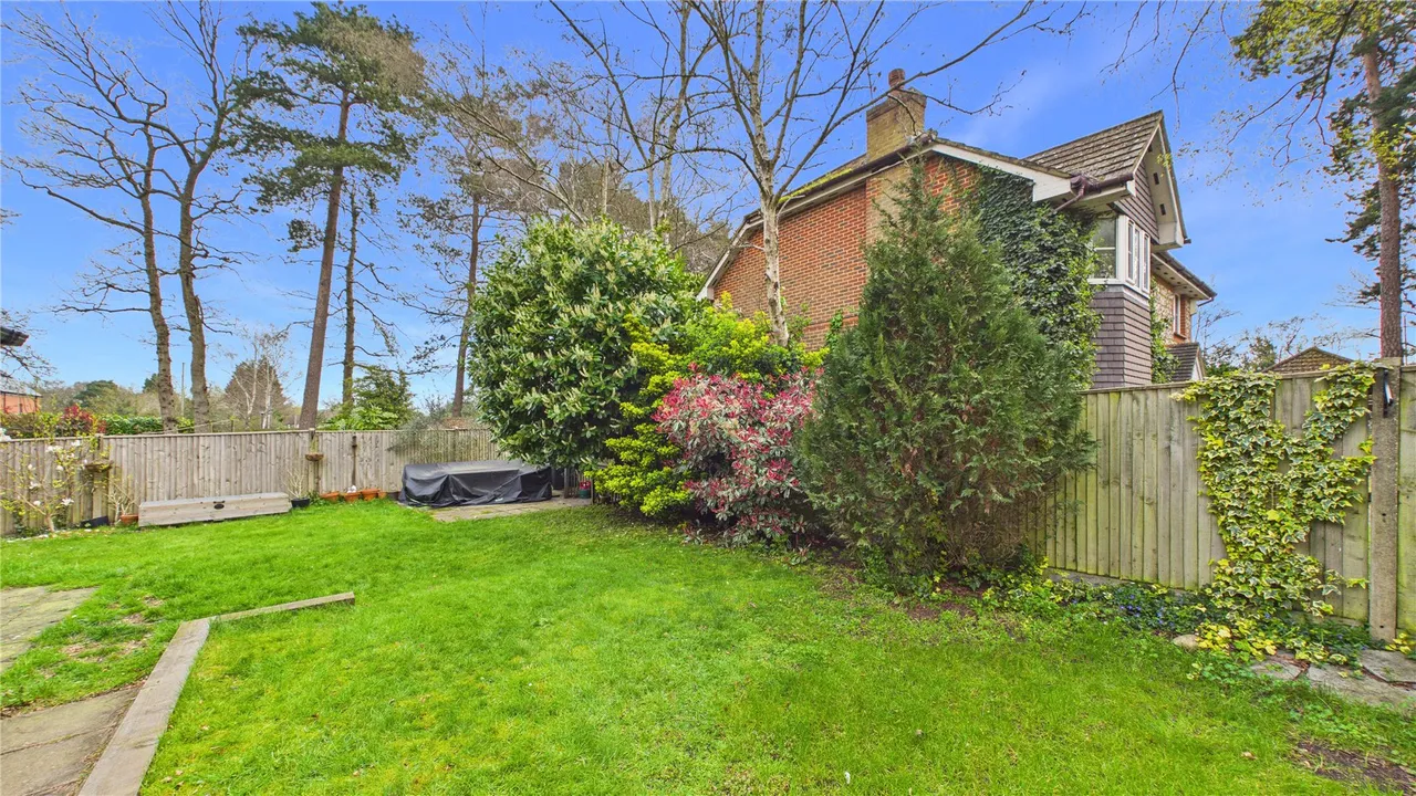 Weston Grove, Bagshot, GU19, photo 20