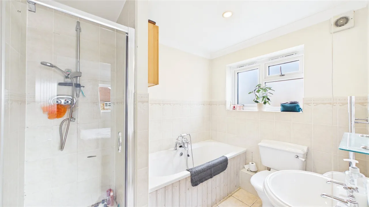Weston Grove, Bagshot, GU19, photo 12