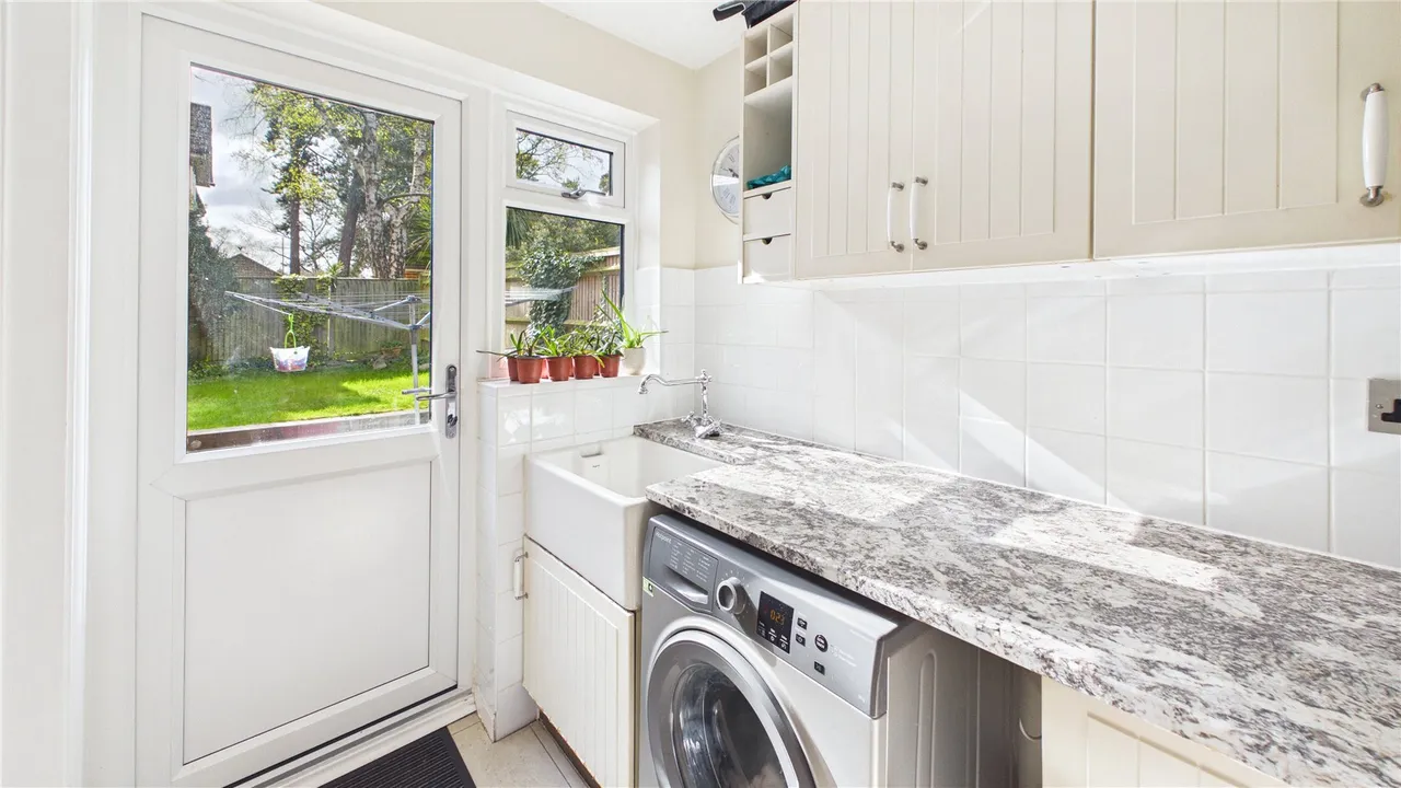 Weston Grove, Bagshot, GU19, photo 5