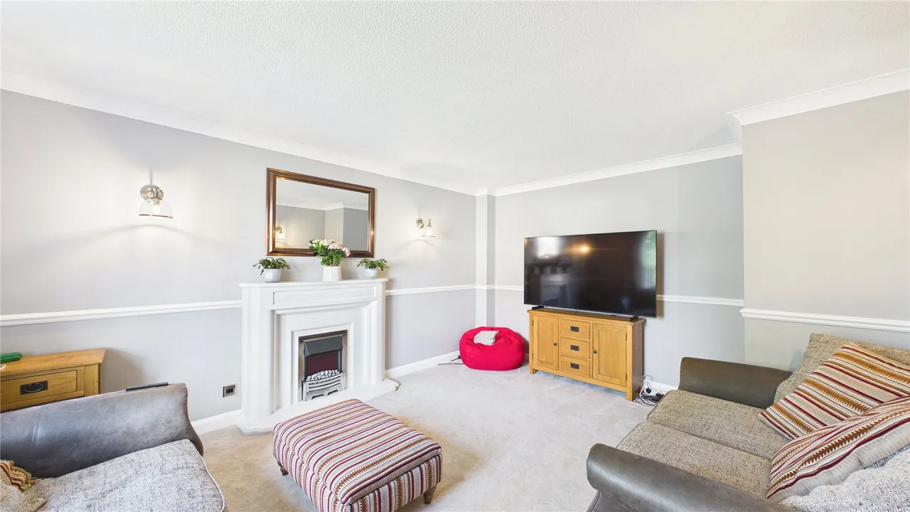 Weston Grove, Bagshot, GU19, photo 4