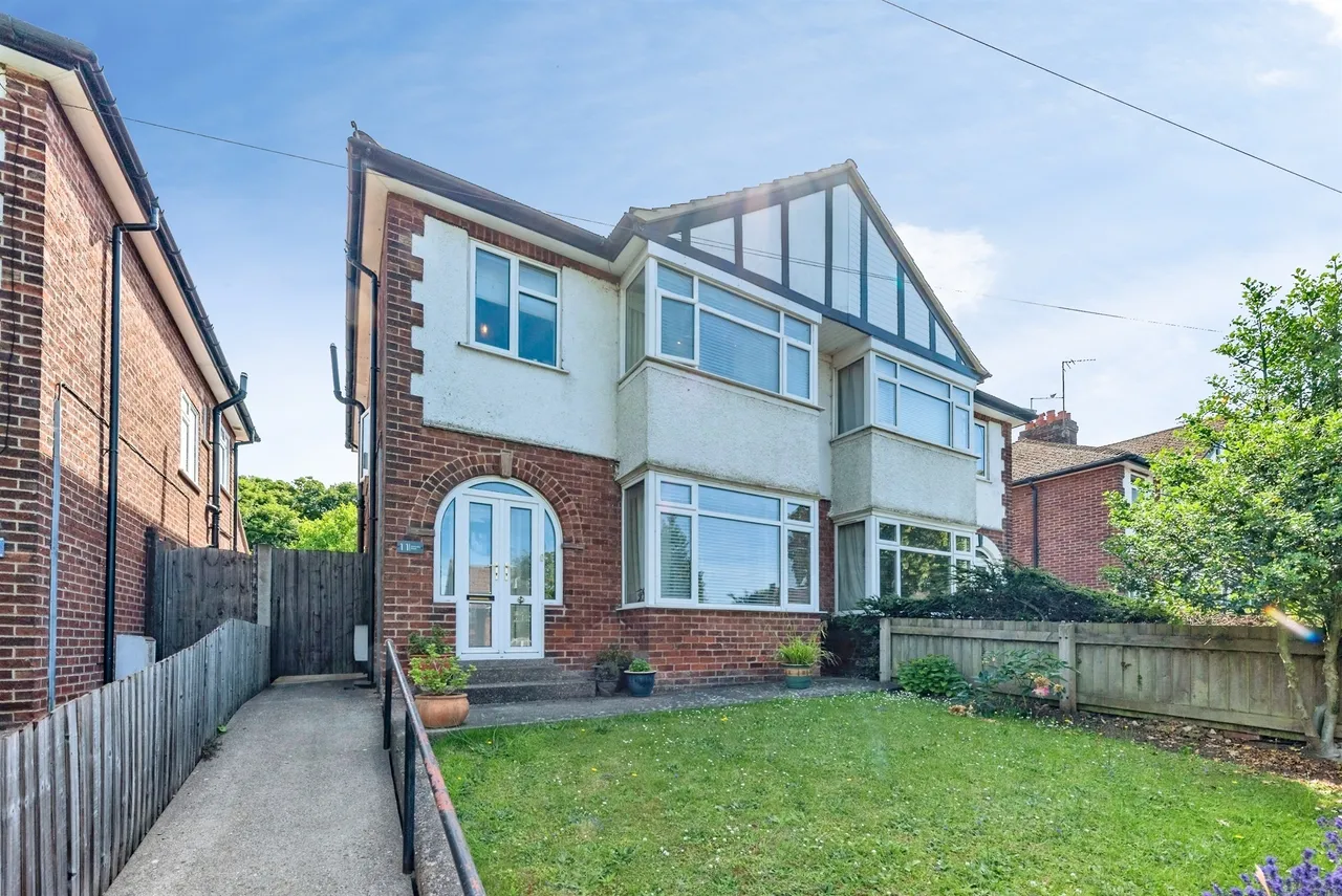3 bed house for sale — Harrowby Road, Grantham