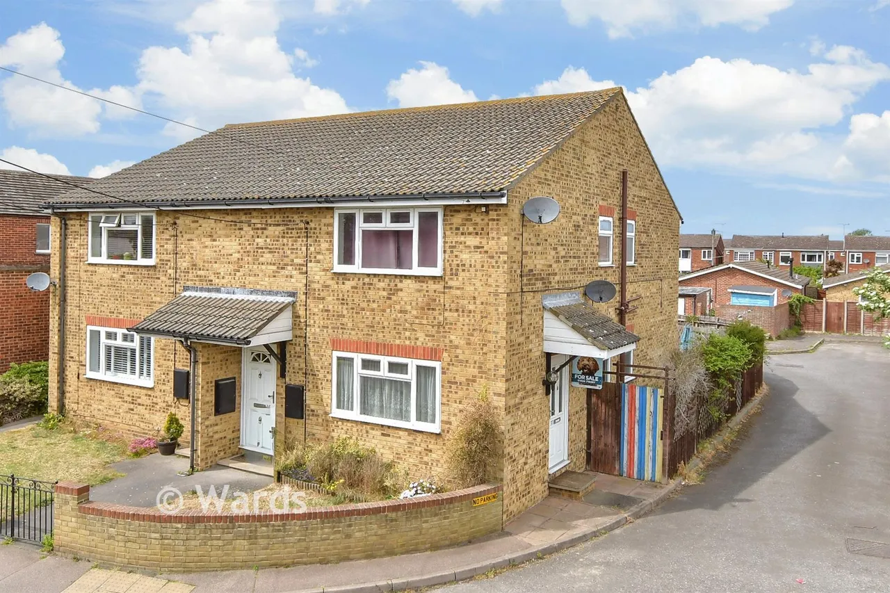 2 bed flat for sale, High Street, Isle Of Grain, ME3