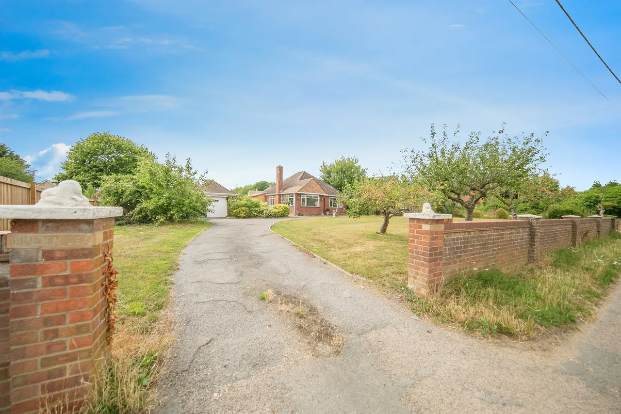 2 bed house for sale — Bures Road, Great Cornard, Sudbury