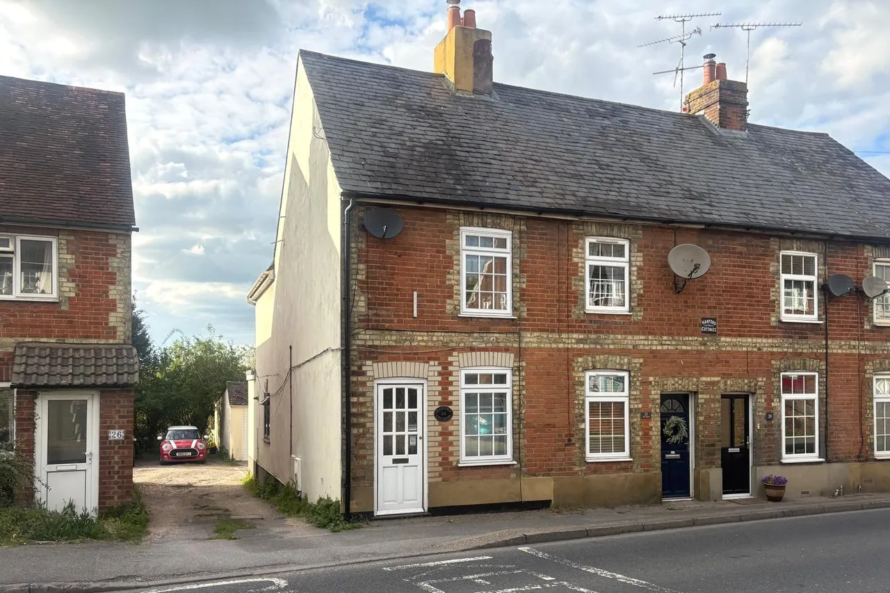 2 bed house for sale — The Street, Farnham, Surrey, GU10 4PR