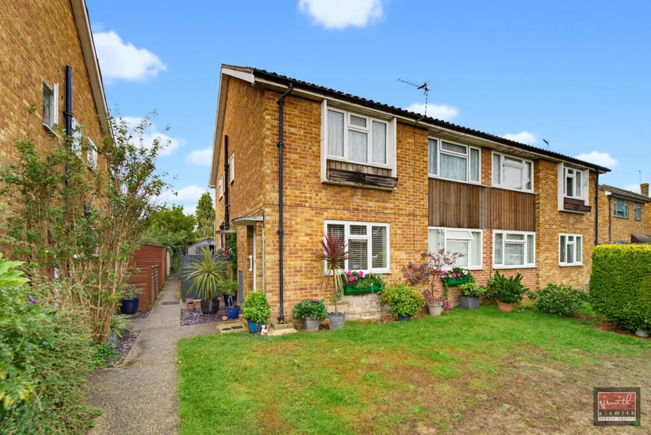 2 bed flat for sale, Warren Road, Ashford