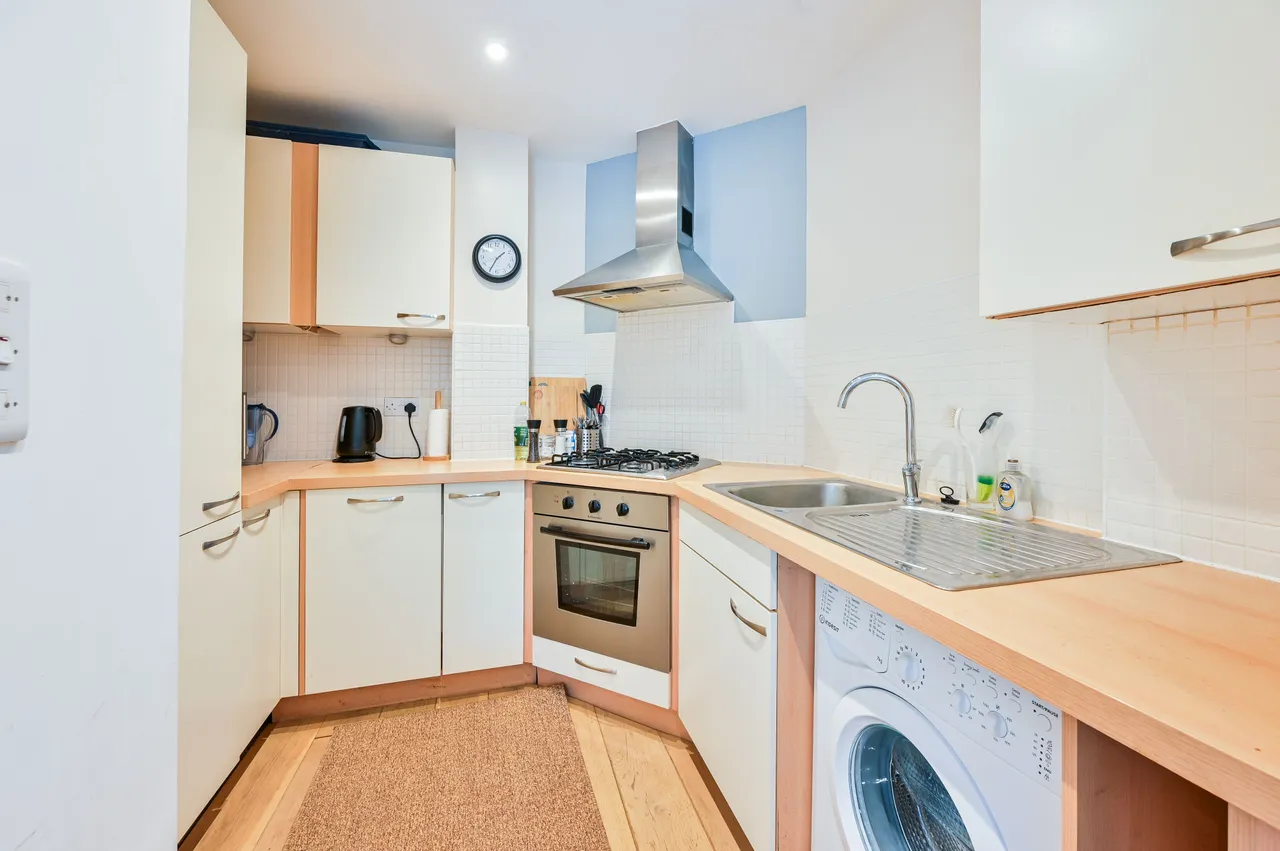 Flat 4, 111 Chandler Way, London, photo 4